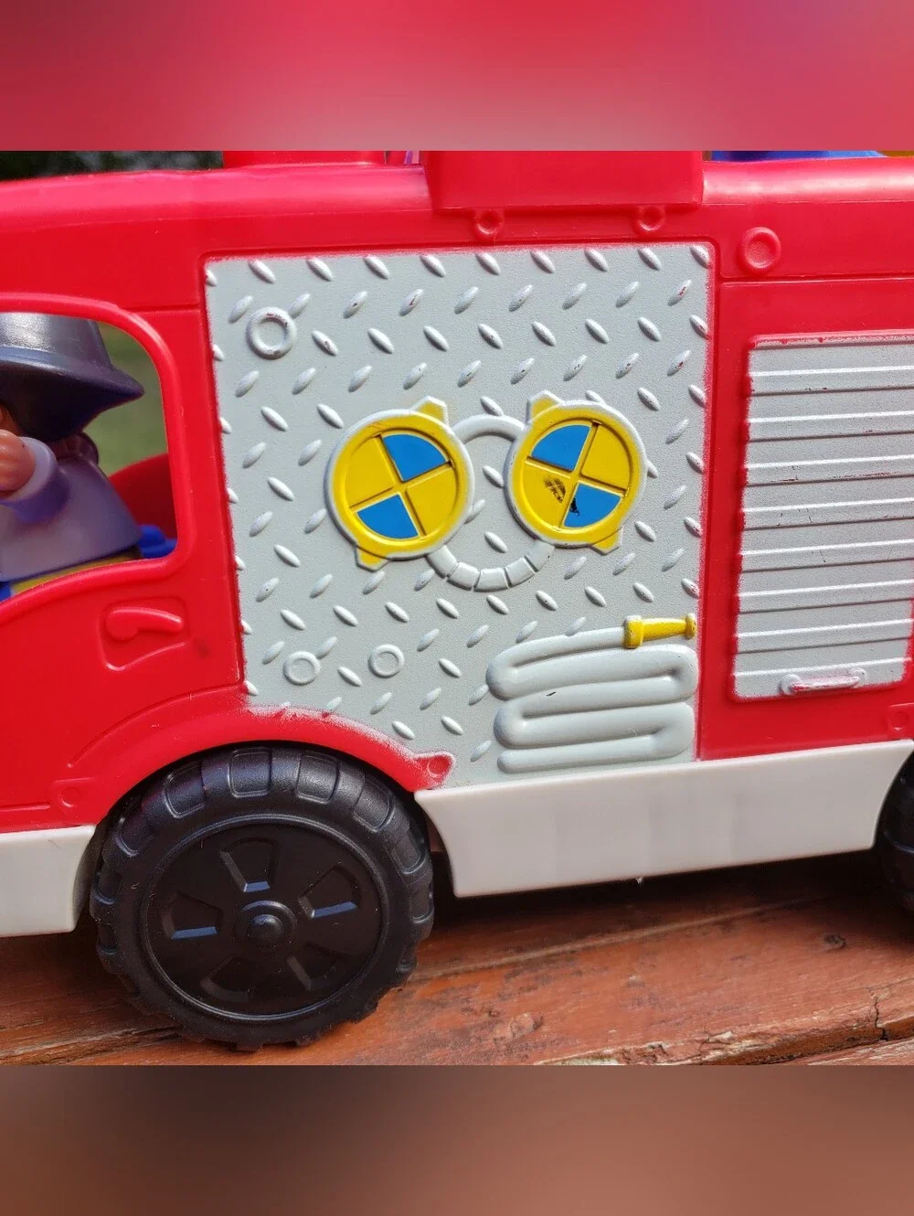 2016 Fisher-Price Little People Fire Truck & Firefighter Figures - Makes Noise